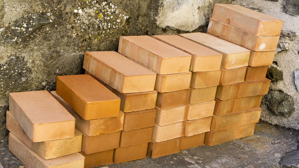 新疆耐火材料之黑色和白色高铝砖出现的原因是什么？